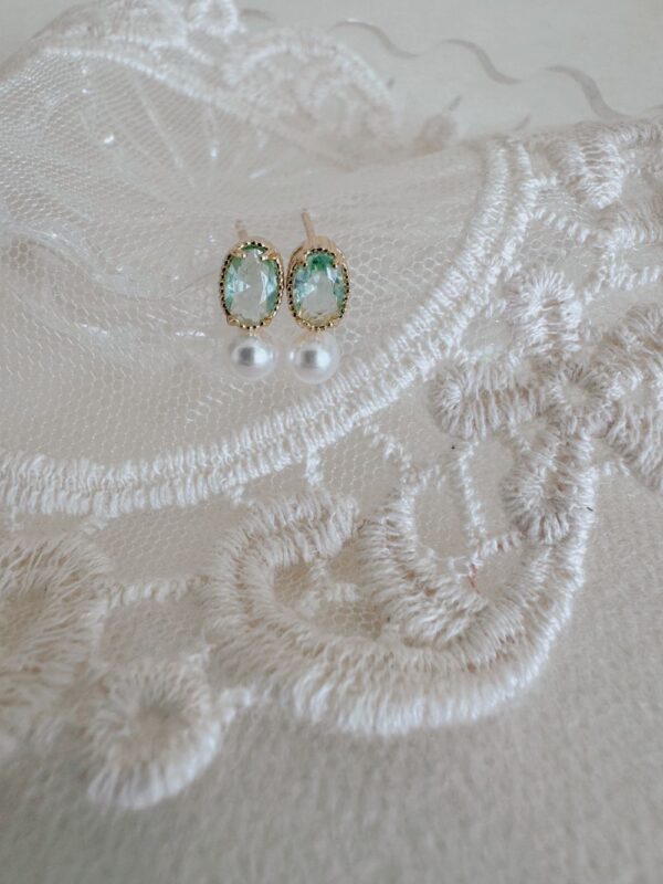 Small Exquisite Pearl Earrings