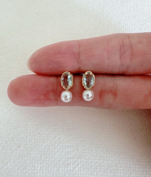 Small Exquisite Pearl Earrings - Image 4
