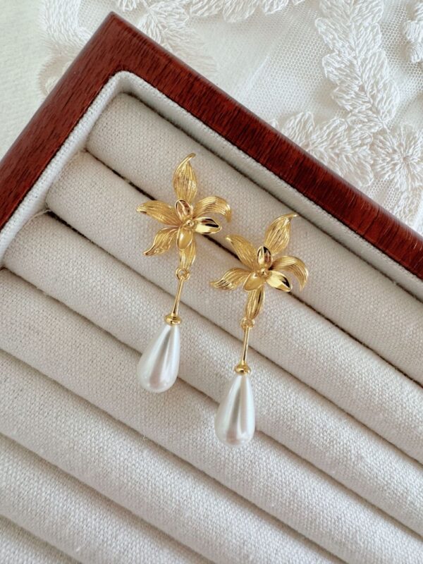 Flower Pearl Retro Earrings