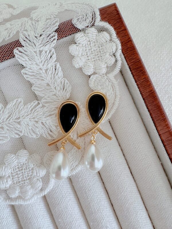 Black Agate Pearl Temperament Earrings - Image 3
