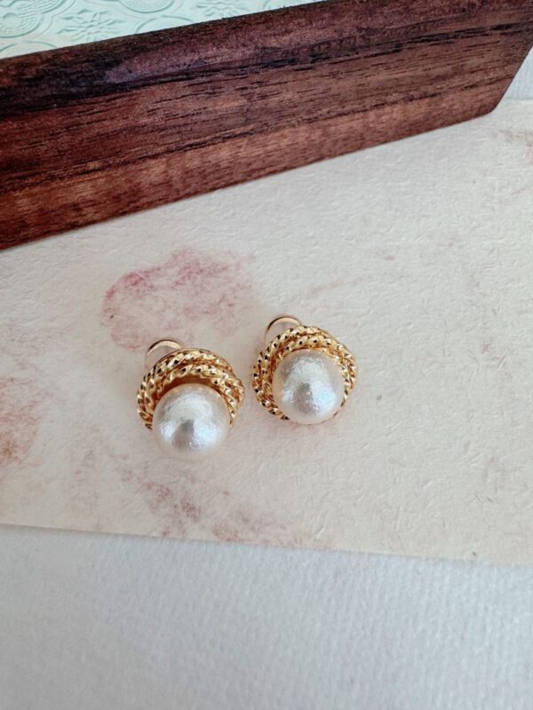 Atmospheric Small Bun Earrings