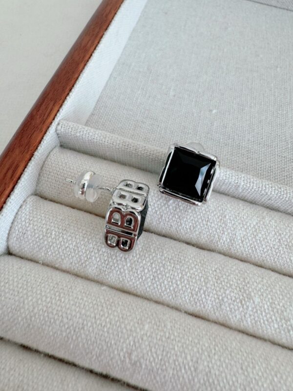 Square Black Elegant Earrings - Image 3