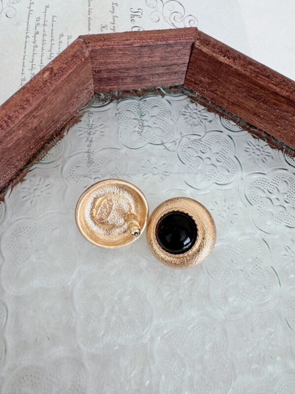 Retro Round Black Earrings - Image 3
