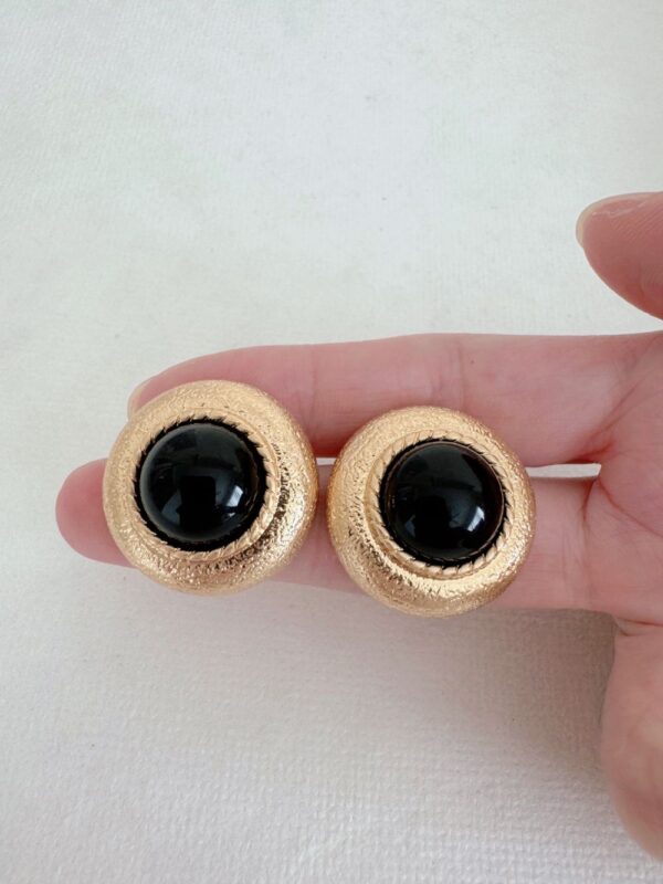 Retro Round Black Earrings - Image 4