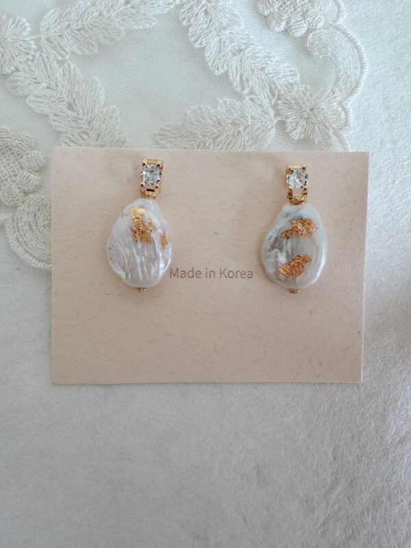 French Retro Pearl Earrings - Image 3