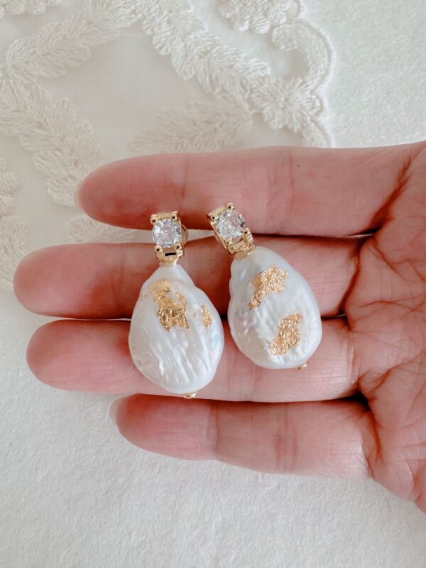 French Retro Pearl Earrings - Image 4