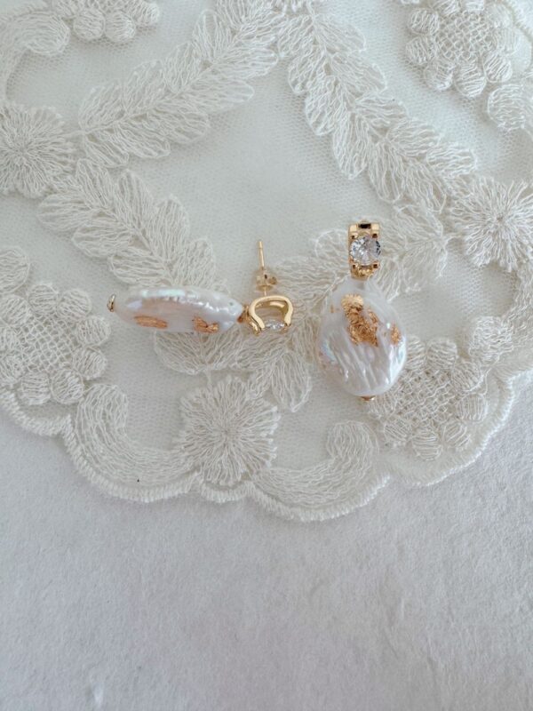French Retro Pearl Earrings - Image 5