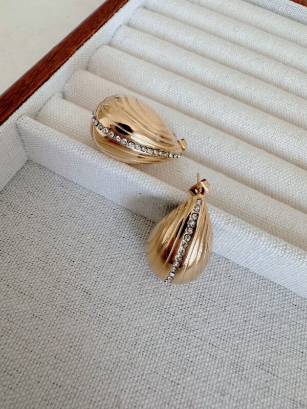 Retro Diamond Raindrop Earrings - Image 3