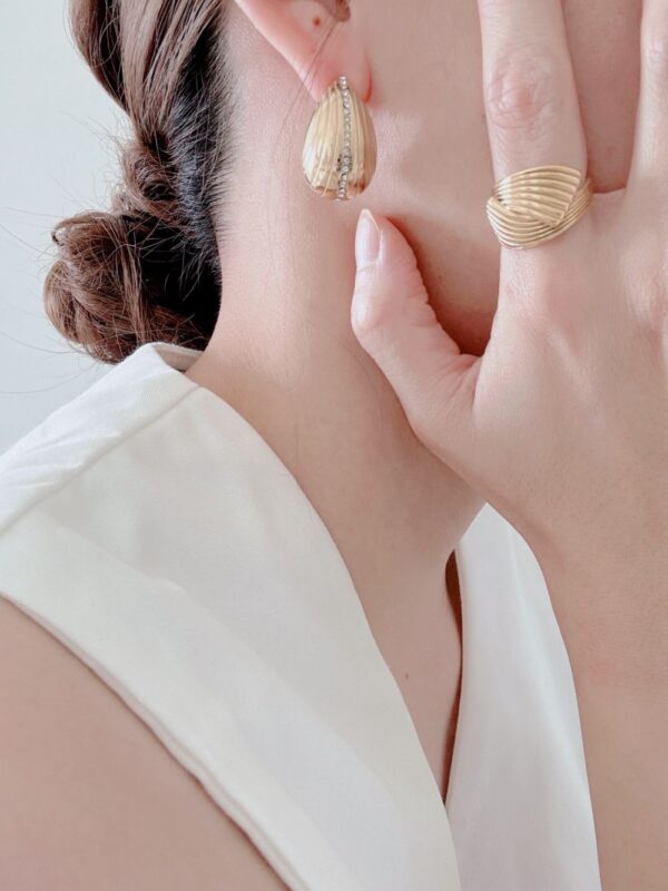 Retro Diamond Raindrop Earrings - Image 4