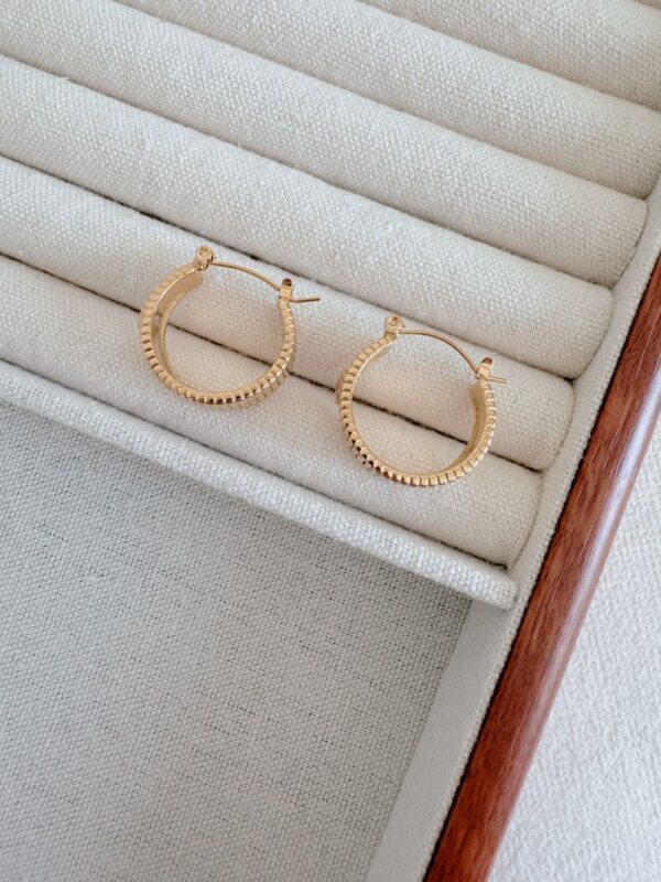 Square White Zircon Ribbed Earrings - Image 4