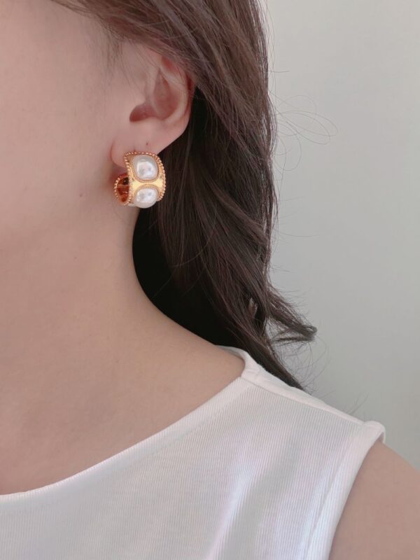 Medieval Vintage Pearl Earrings - Image 3