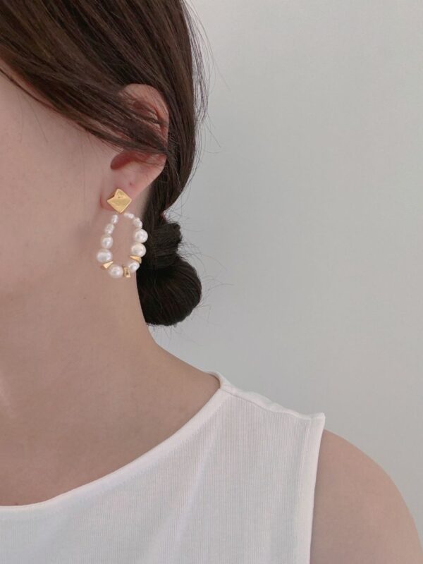 Retro Baroque Pearl Earrings - Image 3