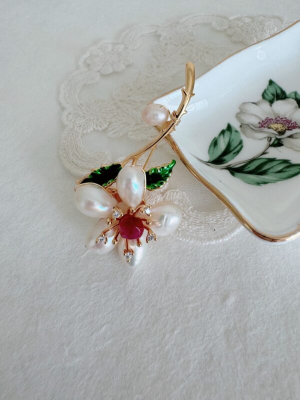 Retro Pearl Platycodon Flower Brooch